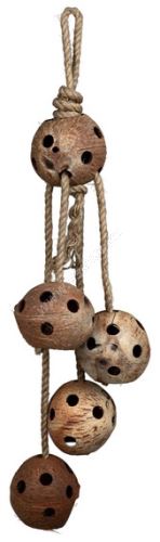 Závěsná hračka kokosové ořechy děrované na provazu 80cm